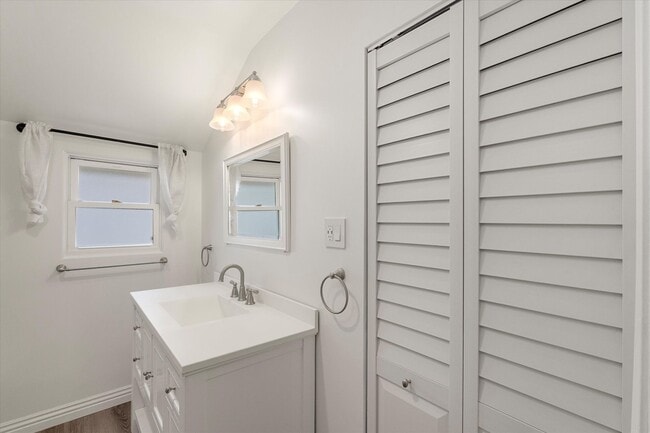 Building Photo - This beautifully updated 4-Bed, 2-Bath Hom...