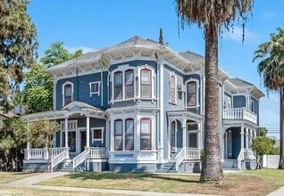 Building Photo - 132 E 10th St