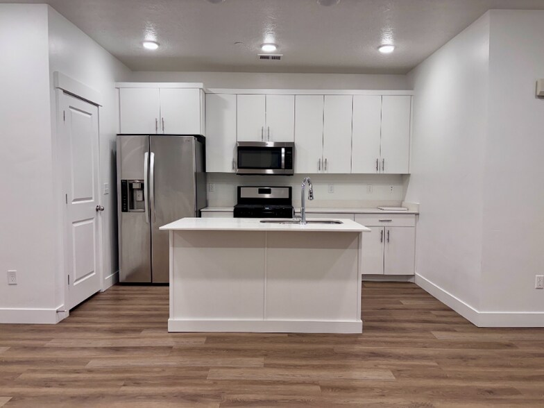 Building Photo - 462 W 40 S