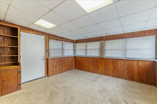 Building Photo - 103 S Chapel Dr