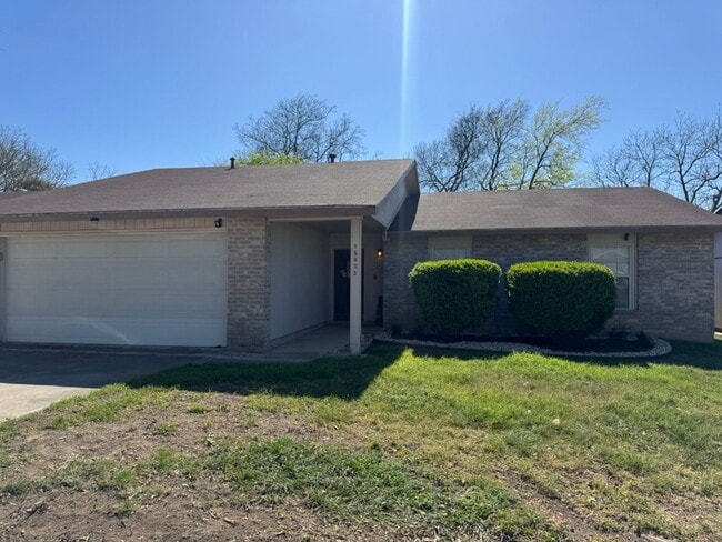 Building Photo - 3 Bed / 2 Bath – Updated Home with Fireplace & Large Backyard