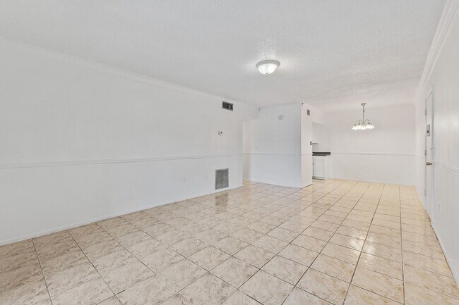 Building Photo - Charming 3-Bedroom, 2-Bathroom Condo in De...