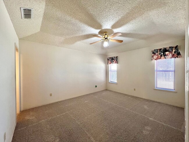 Building Photo - Available now! 3/2/2 with fenced backyard and small sunroom
