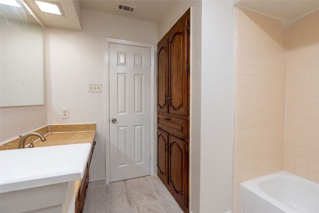 Building Photo - 5417 Knollridge Dr