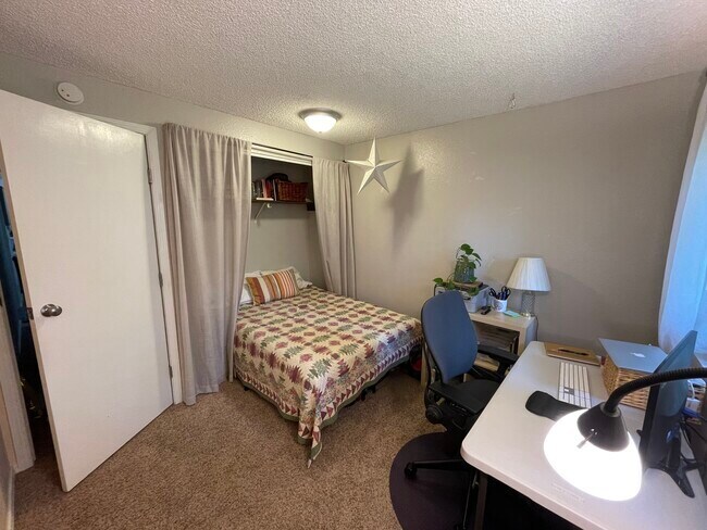 Spare bedroom - 2527 Superior St