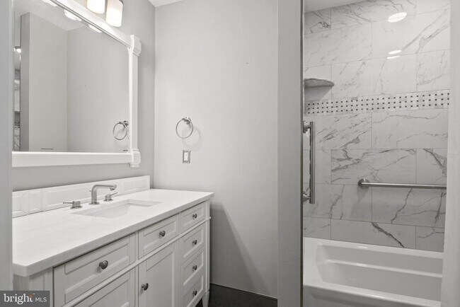 Building Photo - 2514 S Walter Reed Dr