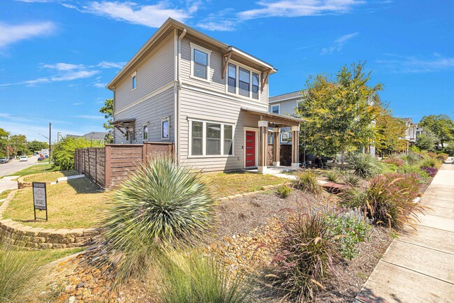 Building Photo - 2 Bed / 2.5 Bath Home Available in Dignowity Hill Historic District