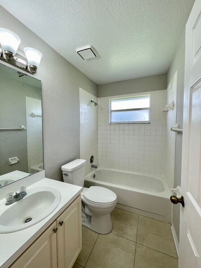 Building Photo - Great 4/2 home in Wedgefield!!