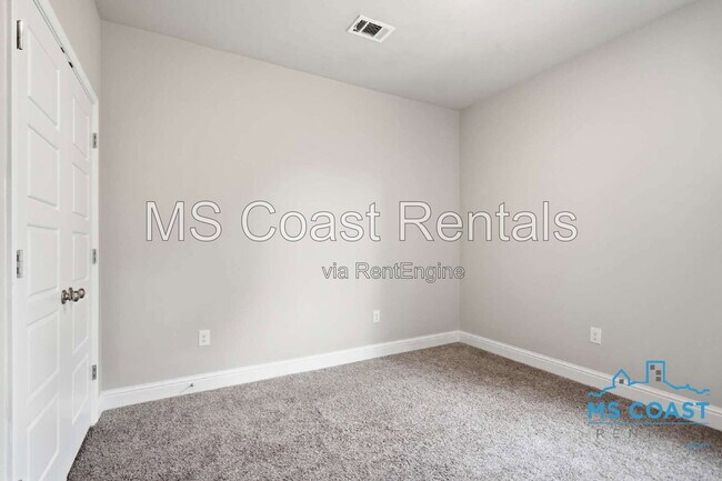Building Photo - 5543 Overland Dr