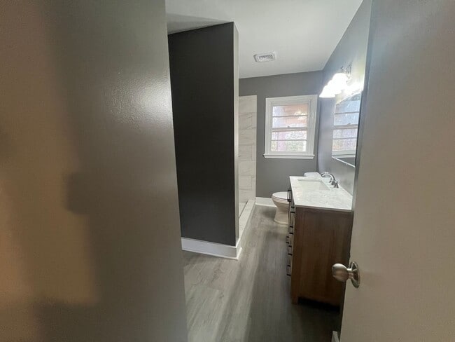 Building Photo - 4 Bedroom 2.5 Bathroom Home