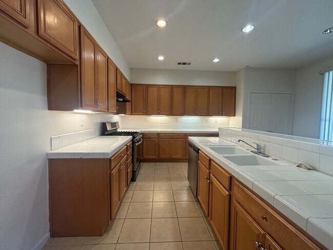 Building Photo - 44321 Sunmist Ct
