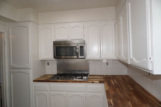 Building Photo - 10386 Meadow Creek Dr