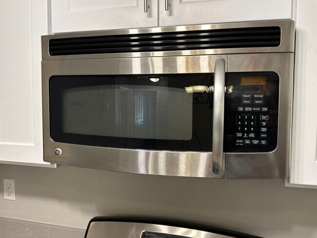 Building Photo - Condo 3 bedrooms 2 bathrooms 1 car garage gated subdivision.