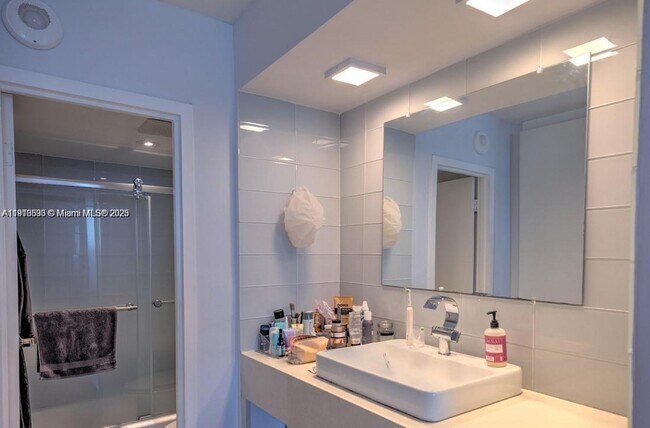 Building Photo - 100 Bayview Dr