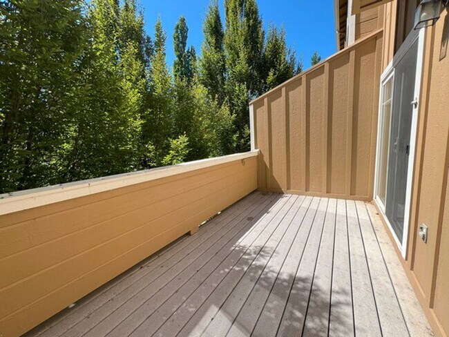 Building Photo - North Reno/UNR: Two Bedroom Townhome
