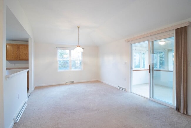 Building Photo - 59 Brookbend Way E