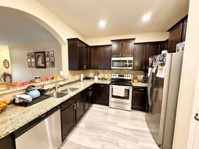 Building Photo - Beautiful 4 Bedroom Home in Park Meadows –...