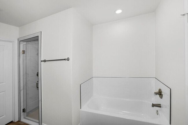 Building Photo - 7620 Woodford Ave