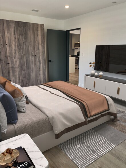 Building Photo - 5731 Lexington Ave