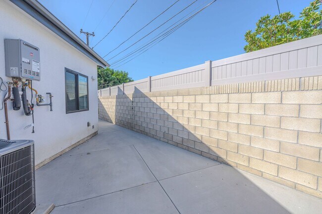 Building Photo - 5821 View Cir