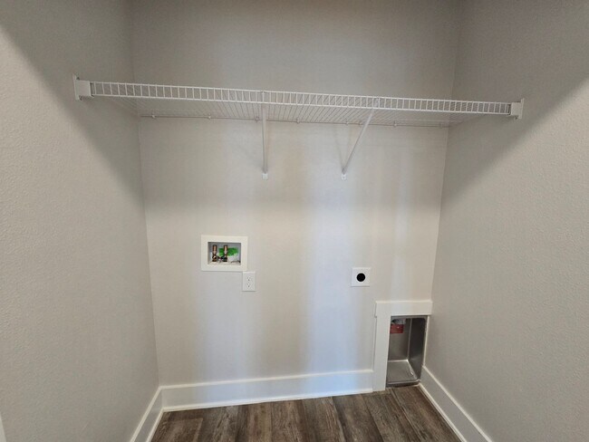 Building Photo - Stunning Townhome - Prime Pensacola Location
