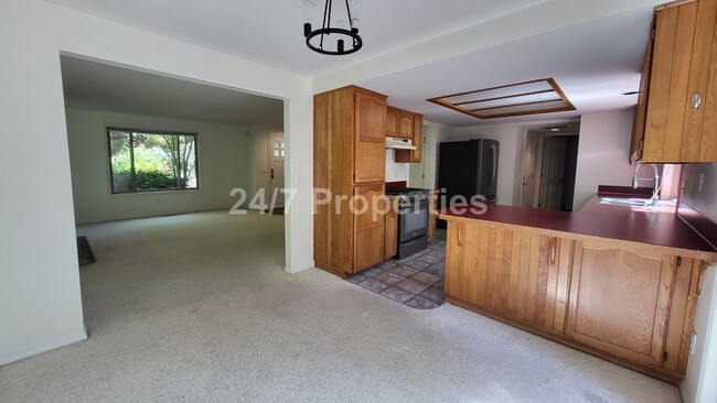 Building Photo - Stunning Home in Tranquil SW Neighborhood