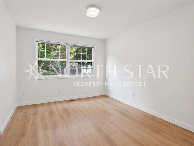 Building Photo - Charming Updated One-Level Home with Spaci...