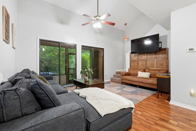 Building Photo - Rockwood Villa 2 bedroom 2 1/2 bath condo