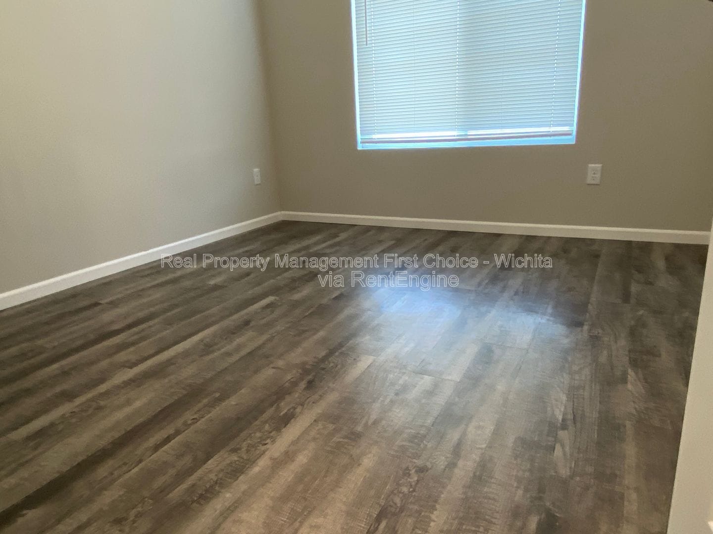 Building Photo - 412 S Longbranch Dr