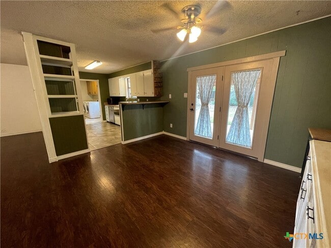 Building Photo - 1346 Carnation Ln