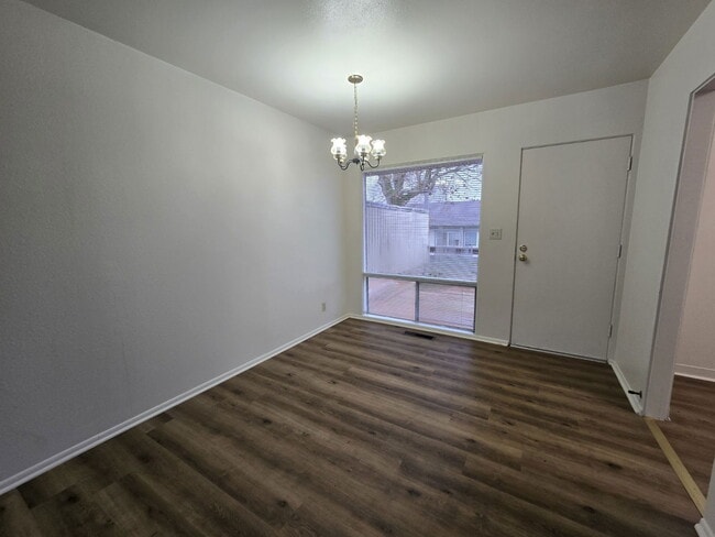 Building Photo - 861 NE Alameda Ave