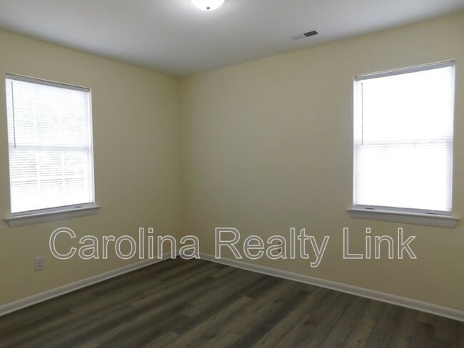 Building Photo - 416 E 19th St