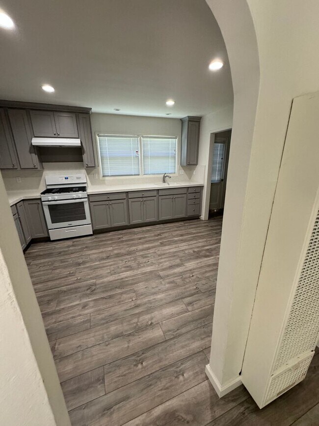 Building Photo - Cherokee Lane 1507-1509