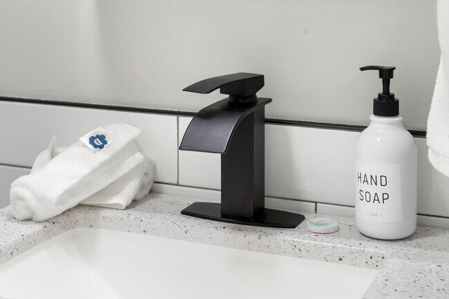 Building Photo - 1900 W 17th St