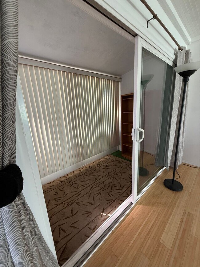 Building Photo - Open House Saturday 11/15 12-130 pm Hard f...