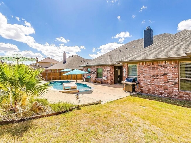 Building Photo - 1716 Lakeway Dr