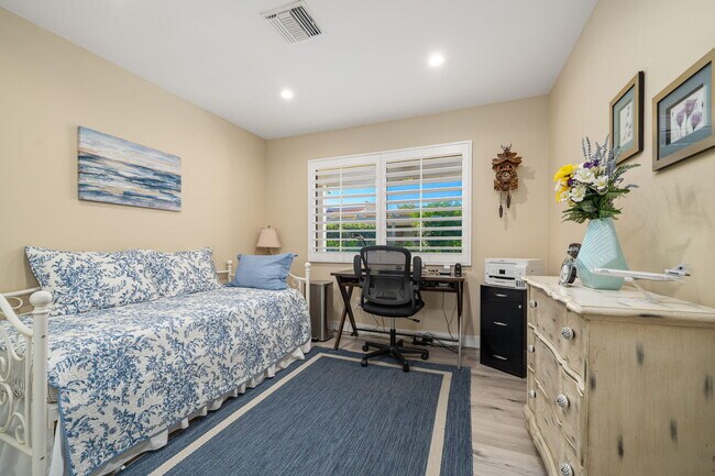 Building Photo - 255 Vía Rengo