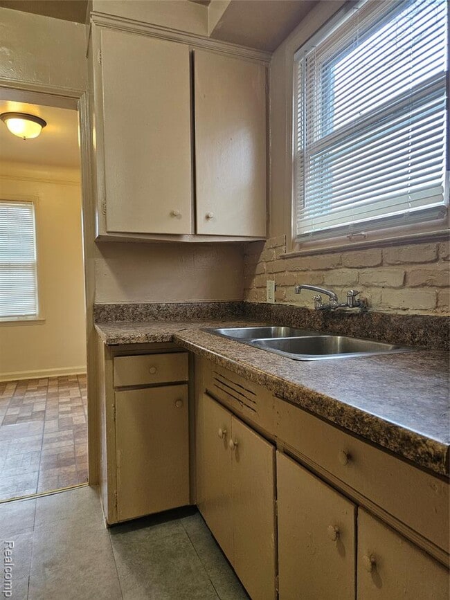 Building Photo - 11764 Beaconsfield St