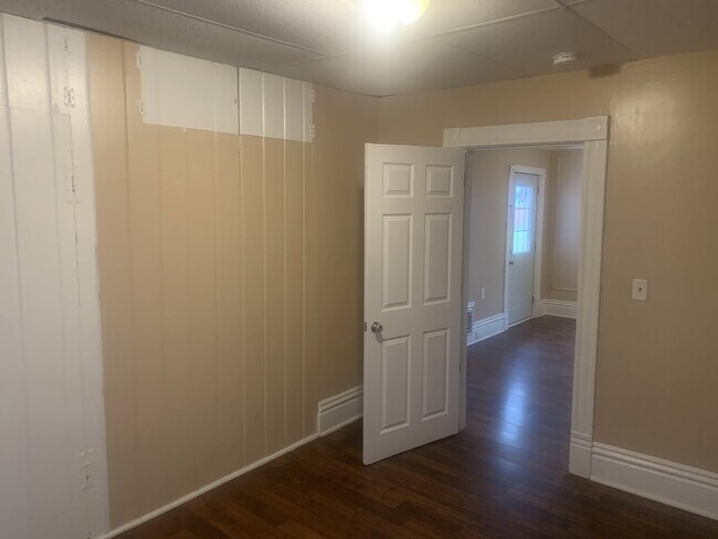 Building Photo - 2 Bedroom Upper Close to Downtown!