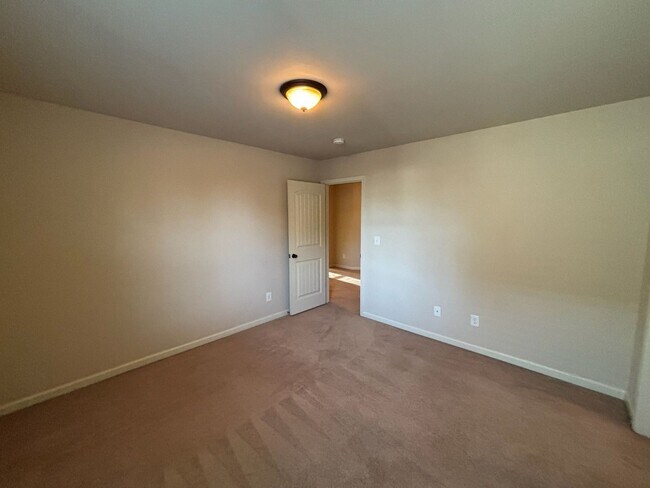 Building Photo - 1322 Ingersoll Dr