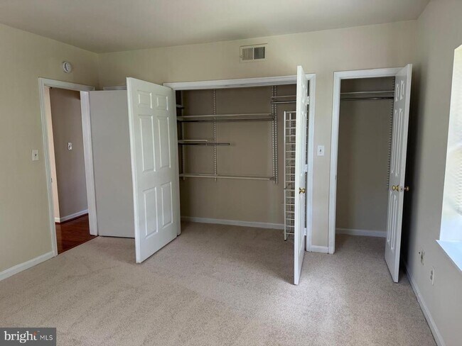 Building Photo - 1720 Queens Ln