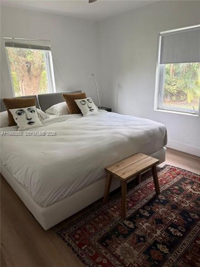 Building Photo - 11201 NE 10th Ave