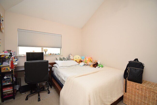 Building Photo - Bright Holladay 4 Bed Home – High Ceilings in Prime Location!!