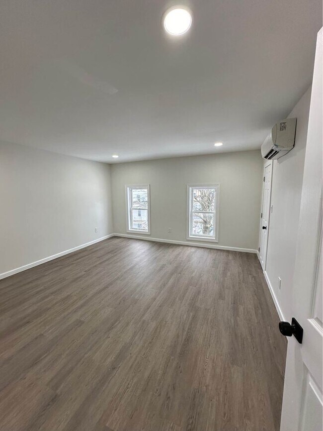 Building Photo - 536 Beach St