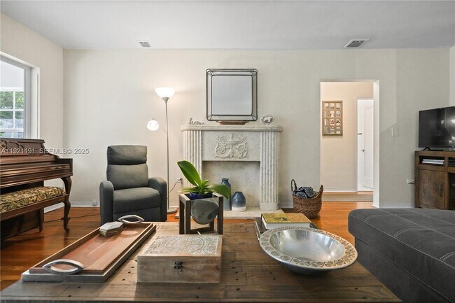 Building Photo - 924 El Rado St