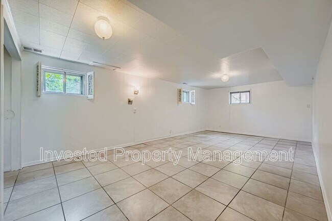 Building Photo - 536 Quentin St