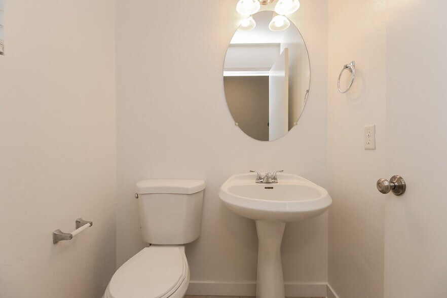 Building Photo - 2959 S Del Rancho Cir