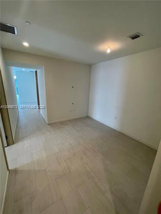 Building Photo - 1000 Brickell Plaza