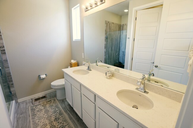 Master bathroom - 15637 E Broncos Pl