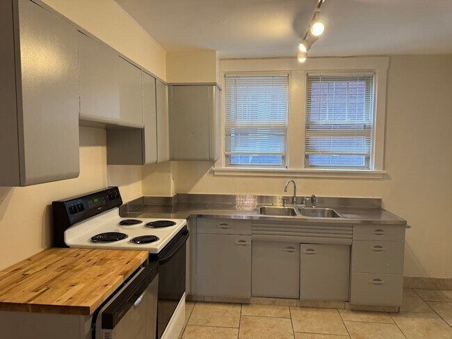 Building Photo - Open & Bright! 3 bedroom duplex